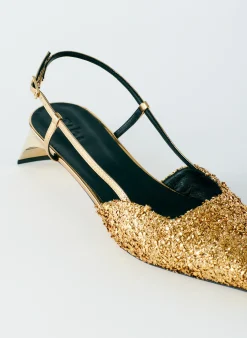 Heels><noscript><img width=