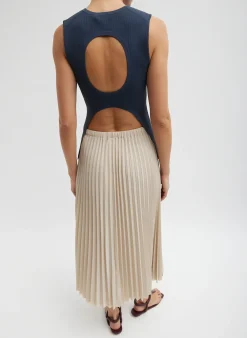 Skirts><noscript><img width=