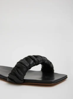 Flats|Sandals><noscript><img width=