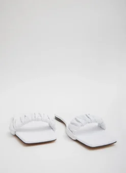 Flats|Sandals><noscript><img width=