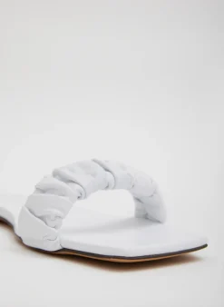 Flats|Sandals><noscript><img width=