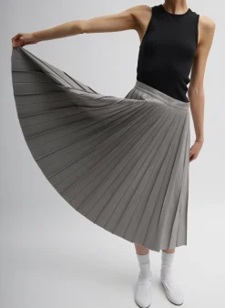 Skirts><noscript><img width=