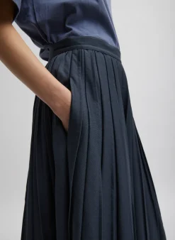 Skirts><noscript><img width=