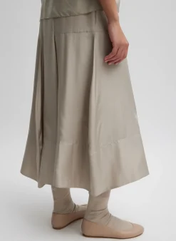 Skirts><noscript><img width=