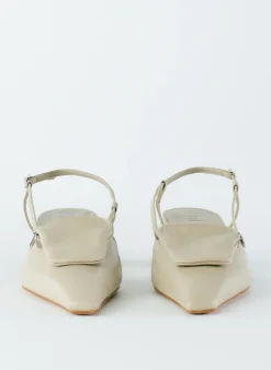 Heels><noscript><img width=